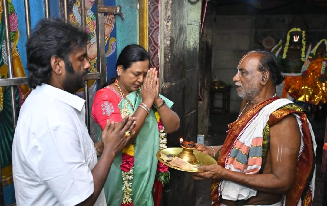 ஆண்டாள் திருக்கோவிலில் தேமுதிக பொதுச்செயலாளர் பிரேமலதா, அவரது மகன் தரிசனம்