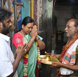 ஆண்டாள் திருக்கோவிலில் தேமுதிக பொதுச்செயலாளர் பிரேமலதா, அவரது மகன் தரிசனம்