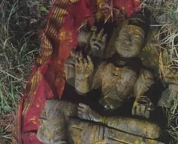 சூலூா் அருகே சாலையோரம் கிடந்த அம்மன் சிலை