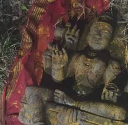 சூலூா் அருகே சாலையோரம் கிடந்த அம்மன் சிலை