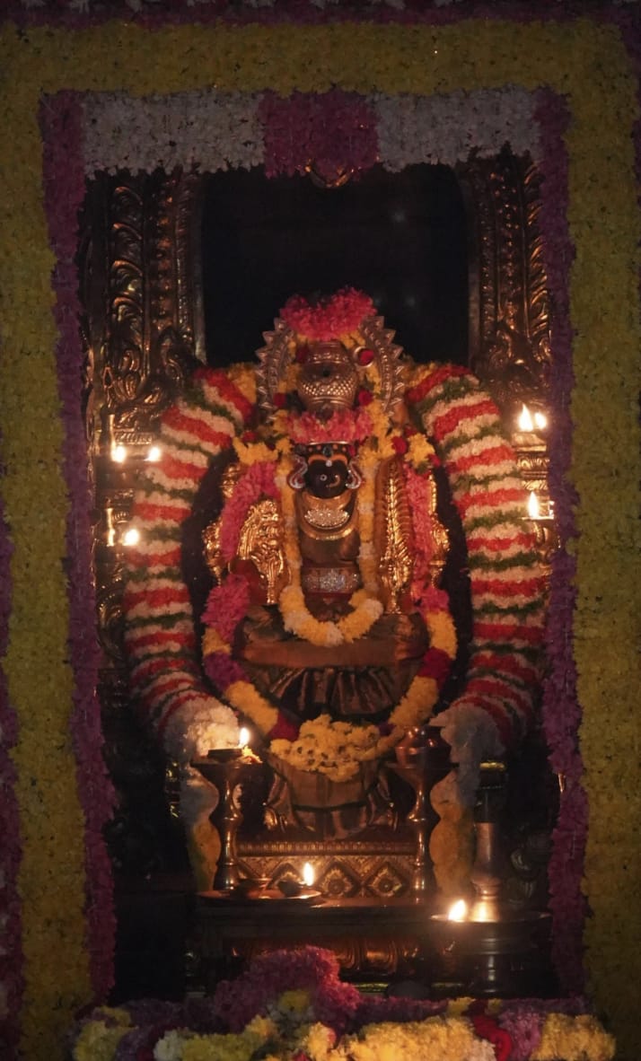 உக்கல் அருள்மிகு மடாவளம் ஸ்ரீ காமாட்சி அம்பாள் கோயிலில் ஆங்கில வருடப் பிறப்பை முன்னிட்டு மகா ஆரத்தி தரிசனம்: