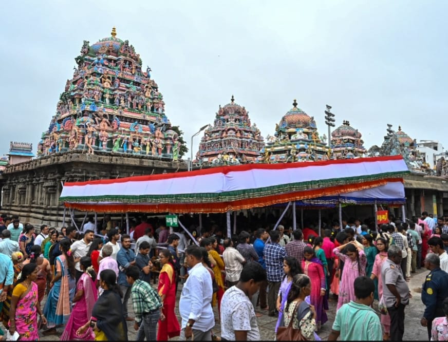 சுவாமியை தரிசிக்க கியூவில் நின்ற பக்தர்கள்