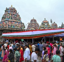சுவாமியை தரிசிக்க கியூவில் நின்ற பக்தர்கள்