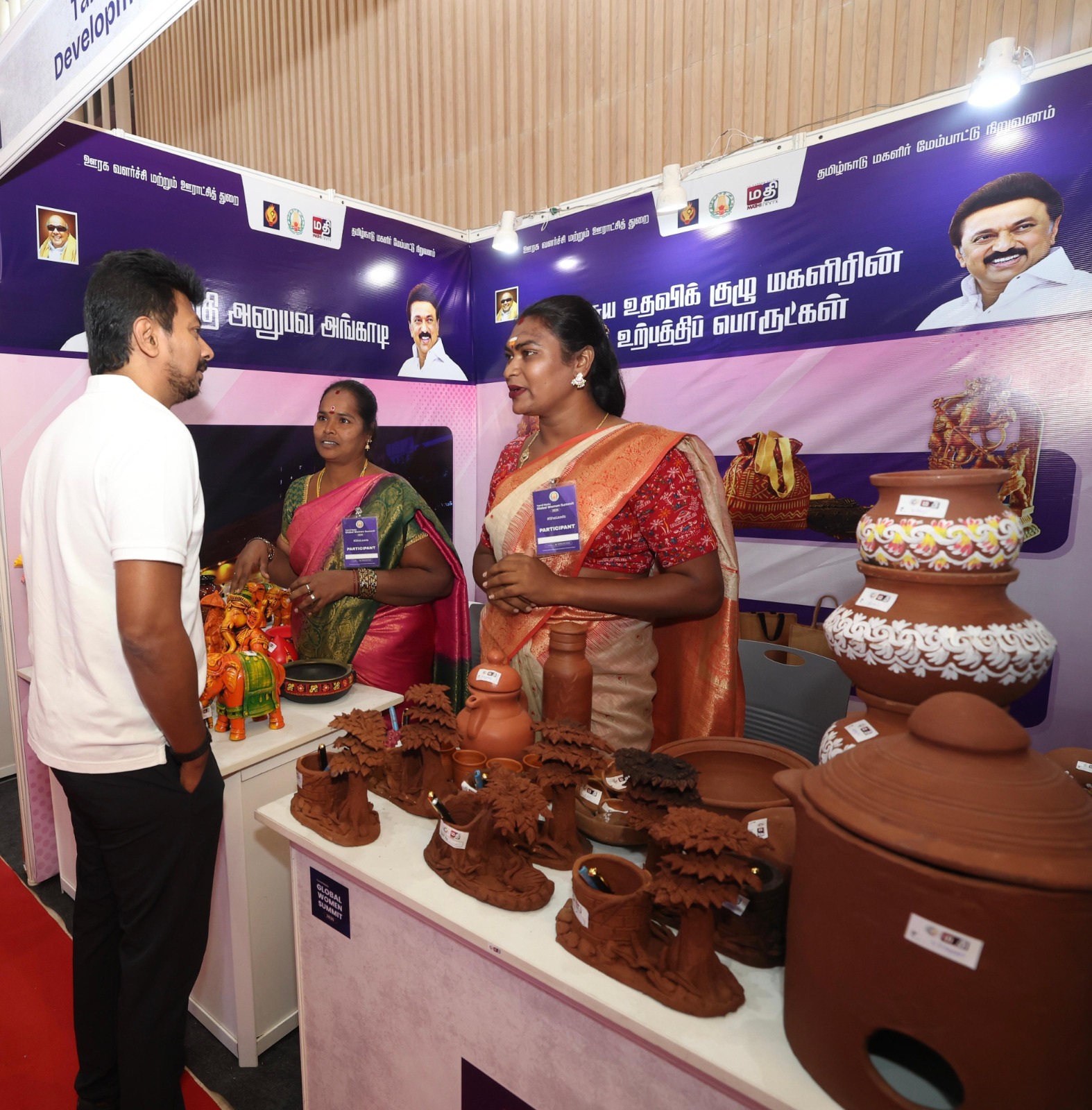 மகளிர் சுய உதவிக்குழுவினரால் தயாரிக்கப்பட்ட பொருட்கள்