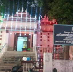 வேப்பமூடு பூங்காவில் உள்ள மணிமண்டபம் நேற்று மூவர்ணத்தில் அலங்கரிக்கப்பட்டு மின்னொளியில் ஜொலித்தது