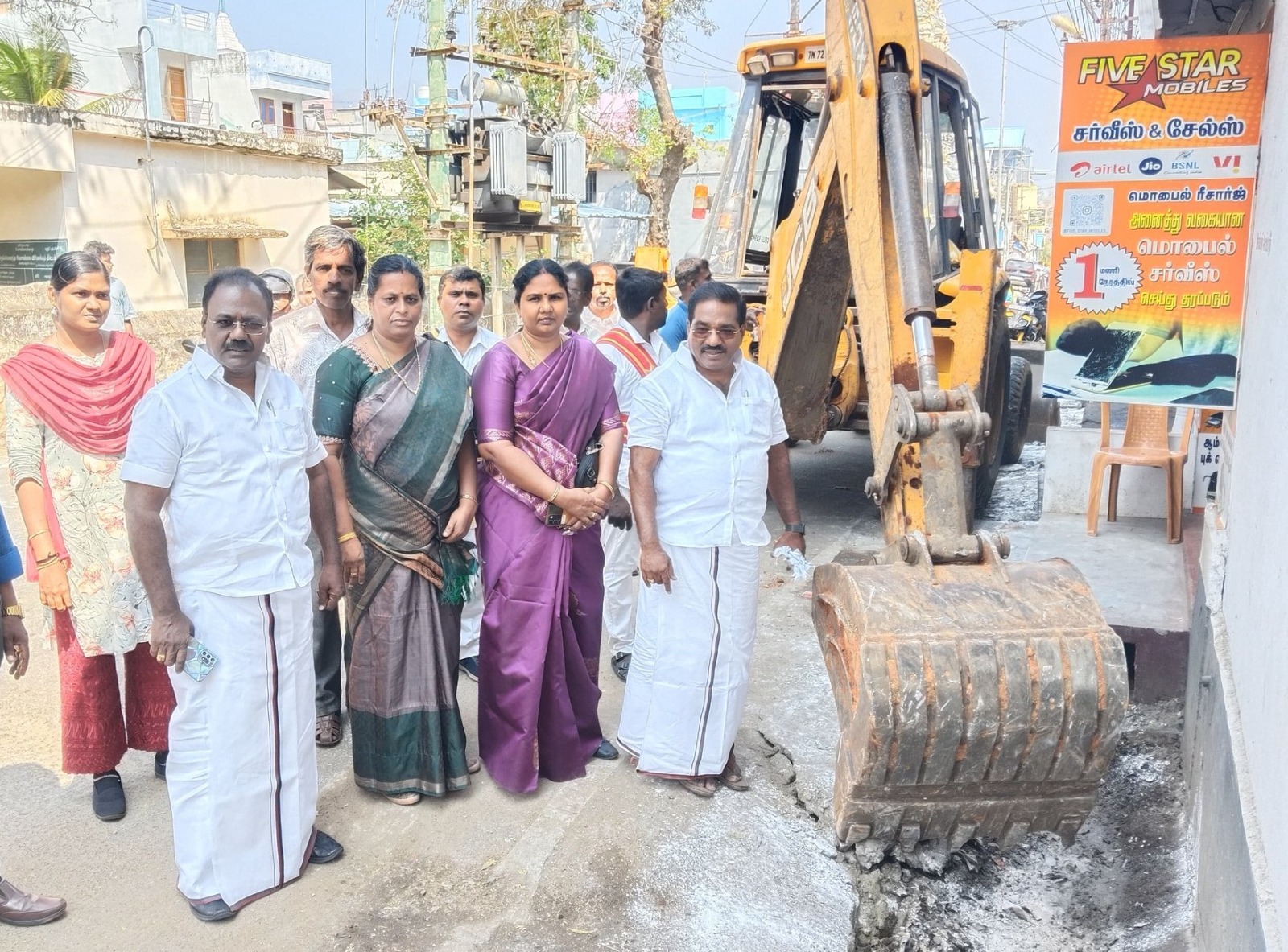 கிருஷ்ணன்கோவில் பகுதியில் மழைநீர் வடிகால் சீரமைப்பு பணி