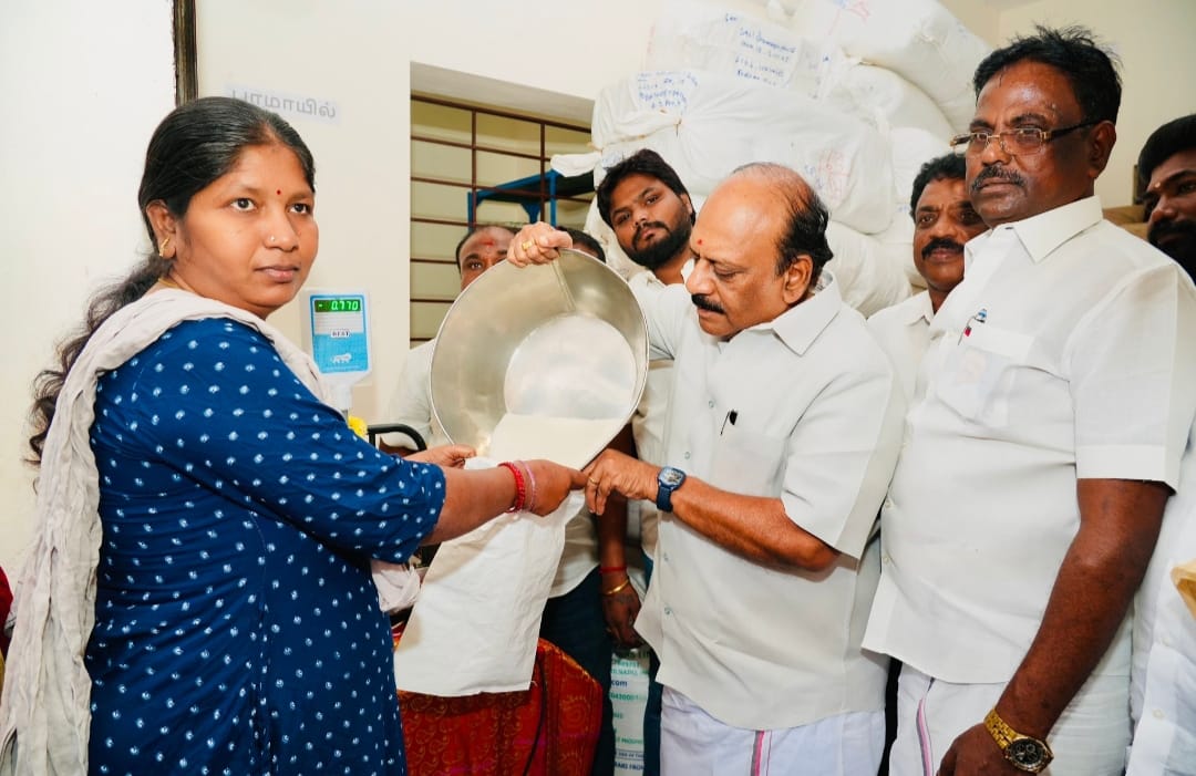 புதிதாக கட்டப்பட்டுள்ள நியாயவிலைக் கடை