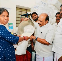 புதிதாக கட்டப்பட்டுள்ள நியாயவிலைக் கடை