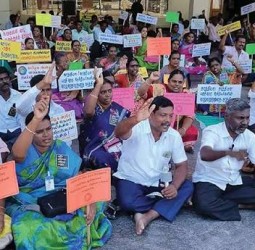 பணி நிரந்தரம் செய்யக்கோரி சென்னையில் பகுதி நேர ஆசிரியர்கள் போராட்டம்