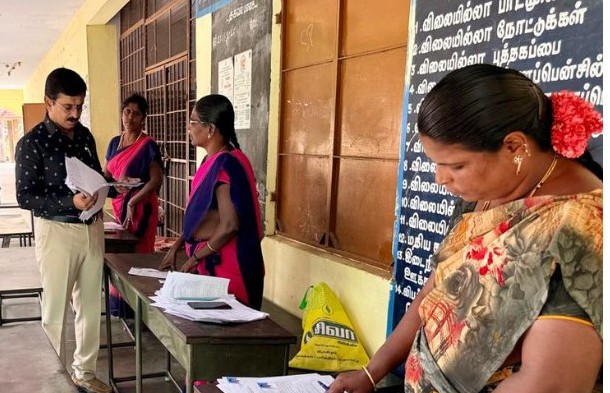 வாக்காளர் சேர்ப்பு சிறப்பு முகாமை ஆய்வு