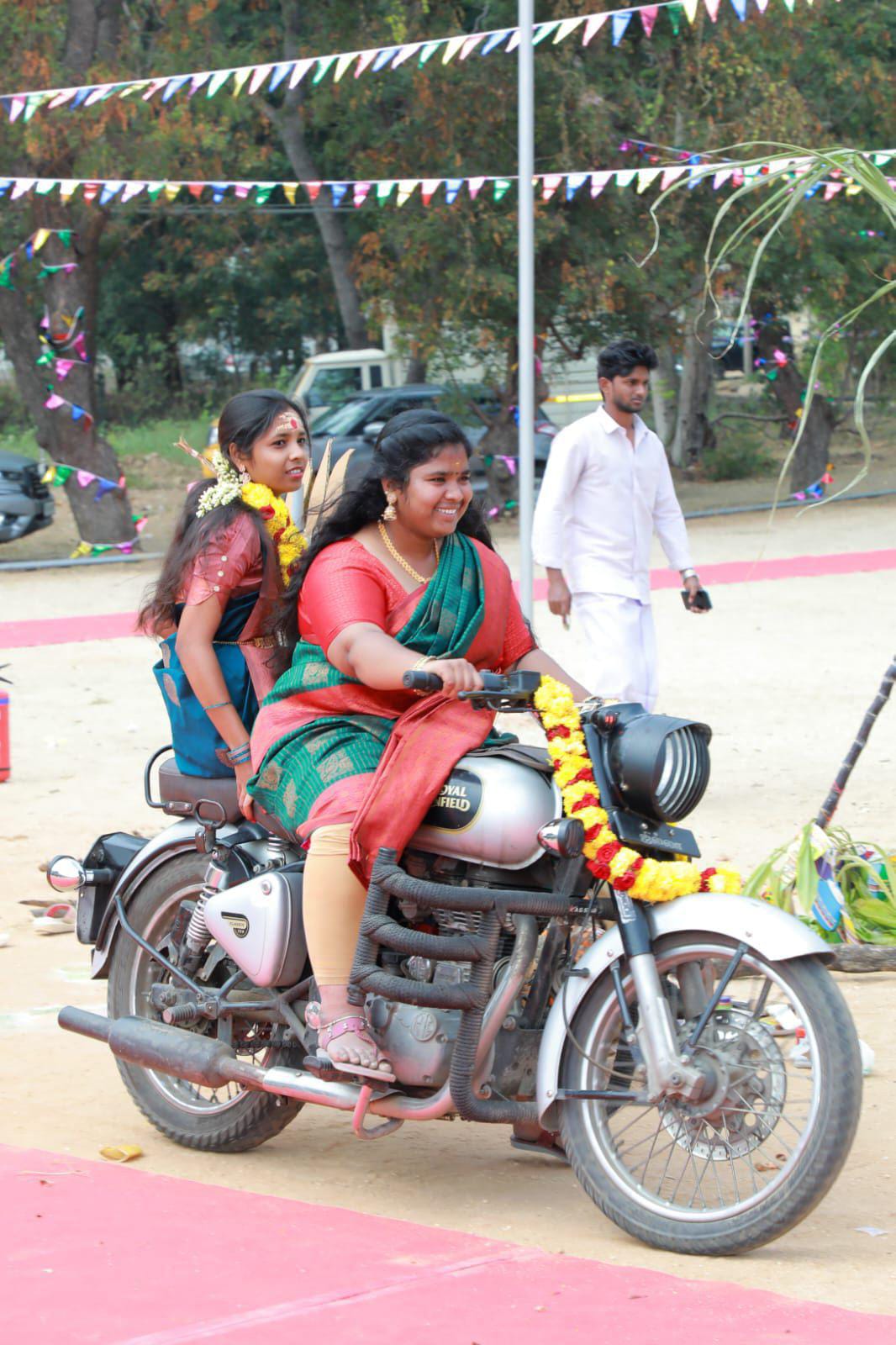 பொங்கல் விழாவில் பைக் ஓட்டி அசத்திய மாணவிகள்