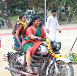 பொங்கல் விழாவில் பைக் ஓட்டி அசத்திய மாணவிகள்