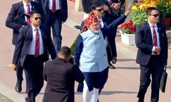 விதிகளை மீறி... டெல்லி கடமை பாதையில் நடந்து சென்ற பிரதமர் மோடி