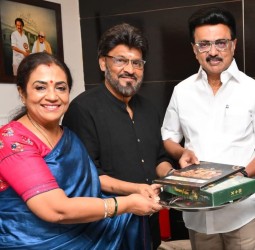 வருகிற 7ம் தேதி நடக்கும் விழாவுக்கு முதலமைச்சர் ஸ்டாலினை, பாக்யராஜ் தம்பதியர் சந்தித்து அழைப்பிதழ்