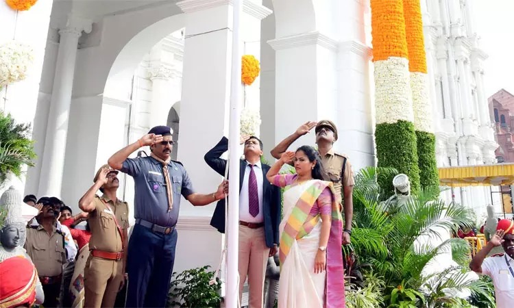 மாநகராட்சி அலுவலகத்தில் மேயர் பிரியா தேசியக் கொடி ஏற்றினார்