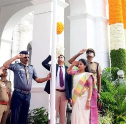 மாநகராட்சி அலுவலகத்தில் மேயர் பிரியா தேசியக் கொடி ஏற்றினார்