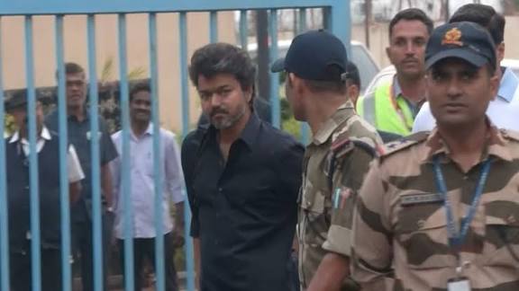 மக்கள் மயக்கமடைந்தபோதும் பேச்சை நிறுத்தாதது ஏன்?’   எந்த உடனடி நடவடிக்கையையும் எடுக்காதது ஏன்?