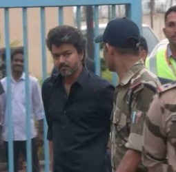 மக்கள் மயக்கமடைந்தபோதும் பேச்சை நிறுத்தாதது ஏன்?’   எந்த உடனடி நடவடிக்கையையும் எடுக்காதது ஏன்?