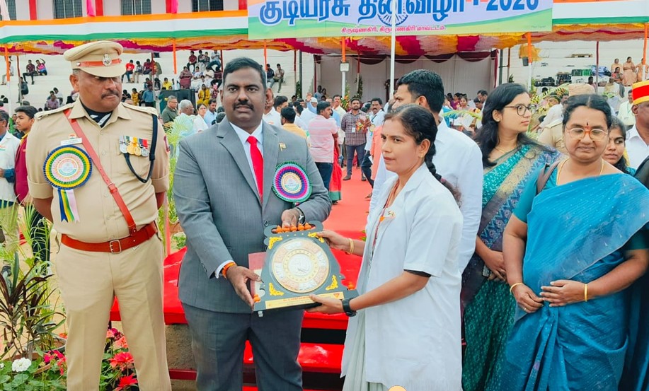 சிறந்த குடும்பநல சிகிச்சை அளித்த மகப்பேறு மருத்துவர் வெண்தாமரைக்கு விருது