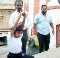 1300 படிக்கட்டுகளில் நேற்று சேலம் முஸ்லிம் சிறுமி ஹனா(7) யோகாசனம் செய்தவாறு ஏறி சாதனை