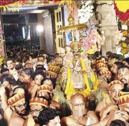 ஆங்கிலப் புத்தாண்டு; திருச்செந்தூர் முருகன் கோவிலில் குவிந்த பக்தர்கள்