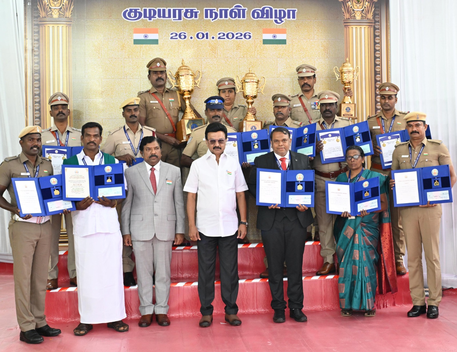 பல்வேறு துறைகளில் சாதனைப்படைத்தோருக்கு முதலமைச்சர் ஸ்டாலின், விருதுகள் - சான்றிதழ்