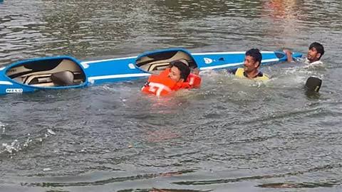 படகுப் போட்டி வெள்ளோட்டத்தில் ஏரியில் விழுந்த ஆட்சியர்