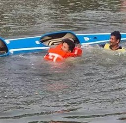 படகுப் போட்டி வெள்ளோட்டத்தில் ஏரியில் விழுந்த ஆட்சியர்