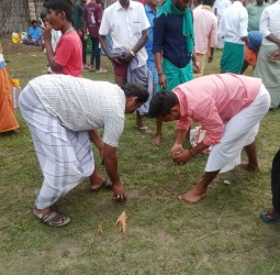 போர்த் தேங்காய்  உடைக்கும் நிகழ்ச்சி.