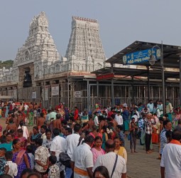 திருச்செந்தூர் சுப்பிரமணிய சுவாமி கோயிலில் அரையாண்டு விடுமுறையின் கடைசி நாளான நேற்று பக்தர்கள் கூட்டம்