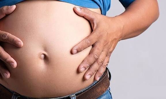 வயிறு உப்புசம் இனி பயமுறுத்தாது: வீட்டிலேயே செய்யக்கூடிய மேஜிக் தீர்வுகள்!