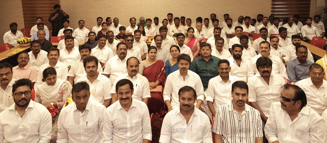 மாற்று கட்சியினருடன் கட்சியின் தலைவர்