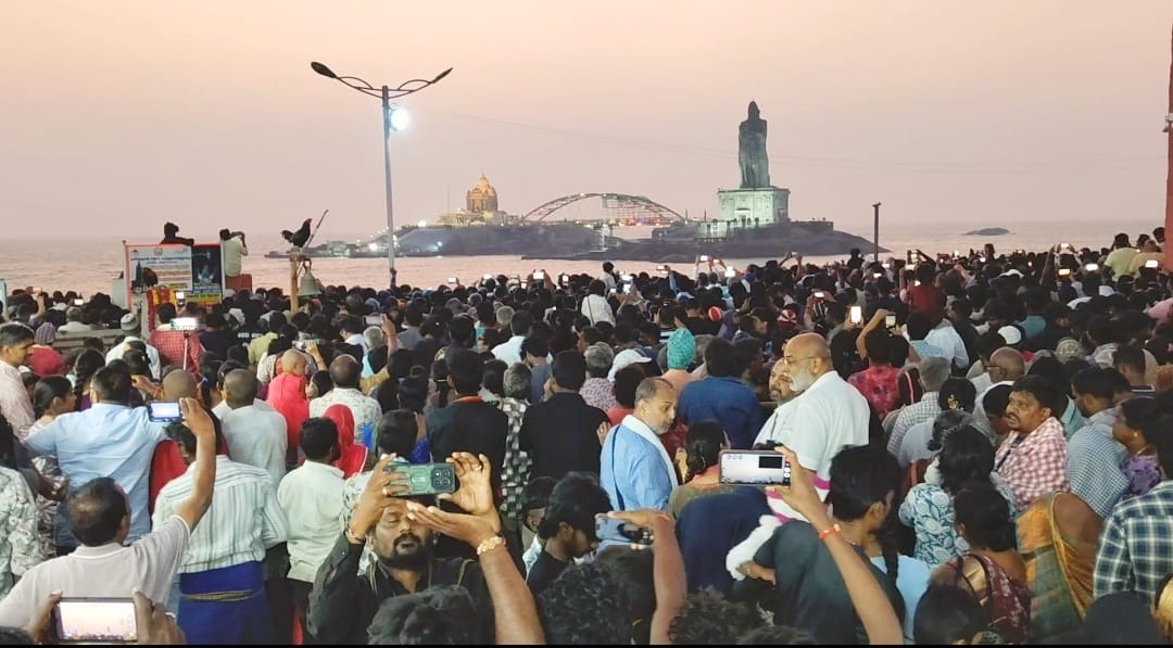 பொங்கல் விடுமுறை கொண்டாட்டங்களில் திளைத்த சுற்றுலாப் பயணகிள் நேற்று கன்னியாகுமரியில்