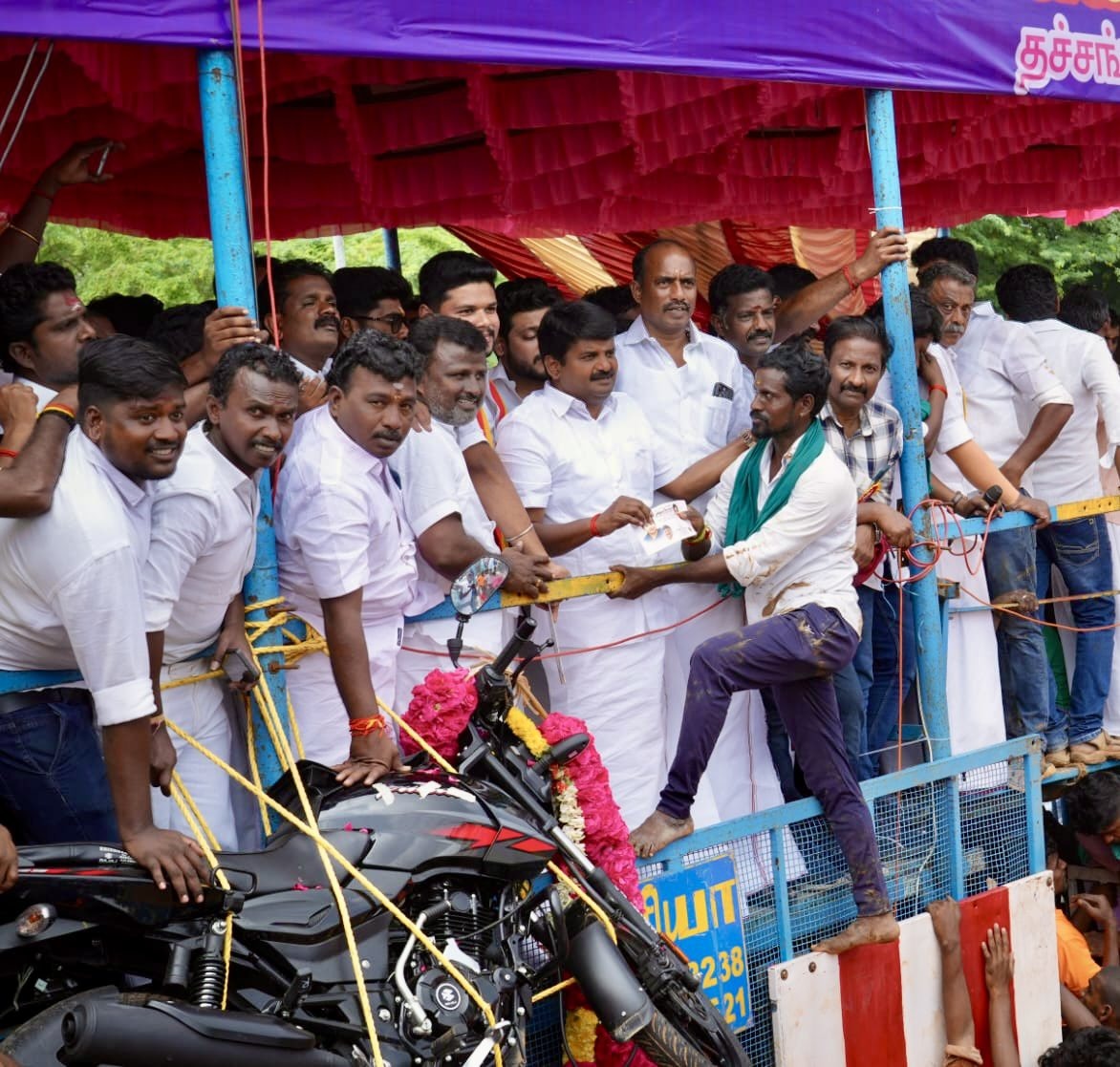 வெற்றி பெற்ற காளைகளுக்கும், மாடுபிடி வீரர்களுக்கும் முன்னாள் அமைச்சர் விஜயகுமார் பரிசு