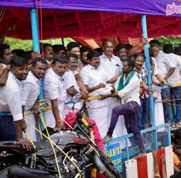 வெற்றி பெற்ற காளைகளுக்கும், மாடுபிடி வீரர்களுக்கும் முன்னாள் அமைச்சர் விஜயகுமார் பரிசு