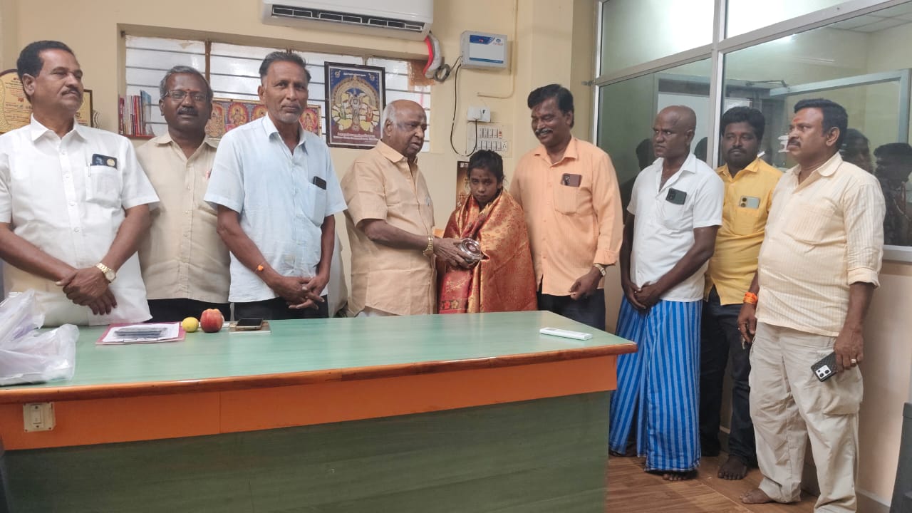 *இசைப் போட்டியில் பதக்கம்: புதுவை தமிழ்ச் சங்க தலைவர் கலைமாமணி முனைவர் வி.முத்து பாராட்டு*