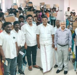 மாணவ, மாணவிகளுக்கு மார்கண்டேயன் எம்எல்ஏ மடிக்கணினி