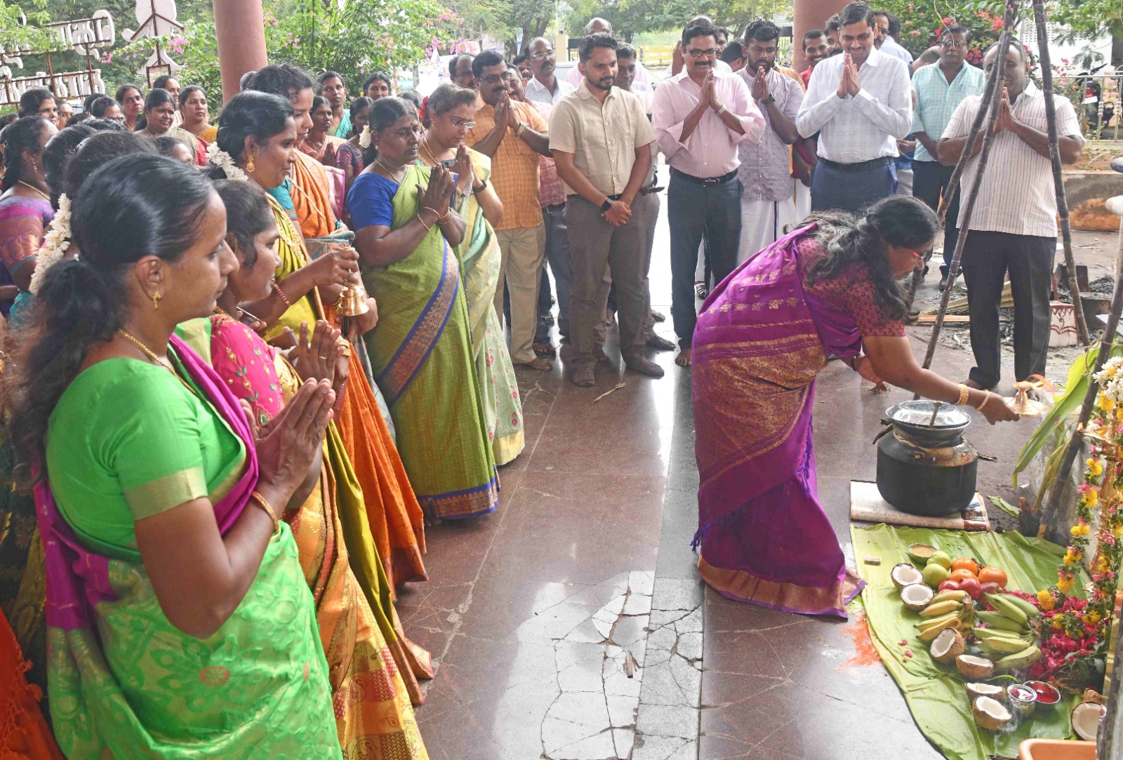 கலெக்டர் இளம்பகவத் தலைமையில் அலுவலர்கள், ஊழியர்கள் சமத்துவ பொங்கல்
