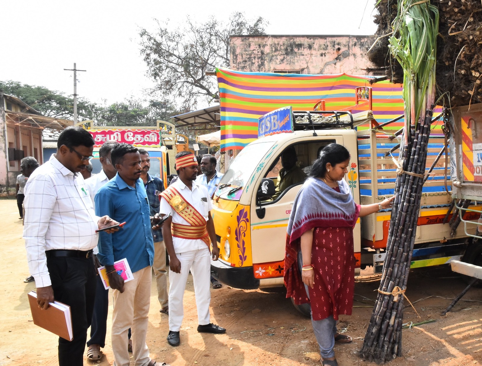 கரும்புகளின் தரம் குறித்து கலெக்டர் சிவசவுந்தரவல்லி ஆய்வு