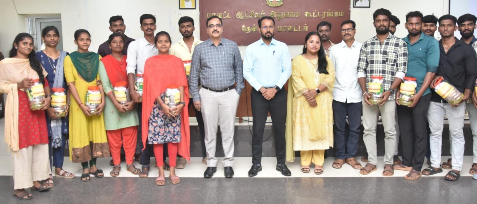 உடற்தகுதித் தேர்வை சிறப்புடன் எதிர்கொள்ளும் பொருட்டு புரதச்சத்துக்கள் அடங்கிய உணவு தொகுப்பினை கலெக்டர் கமல்கிஷோர், வழங்கினார்