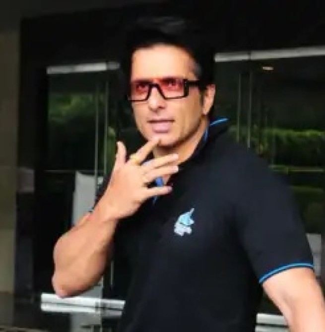 துபாயில் சிக்கித் தவிப்போருக்கு நிபந்தனையற்ற உதவி - நடிகர் சோனு சூட் அறிவிப்பு!